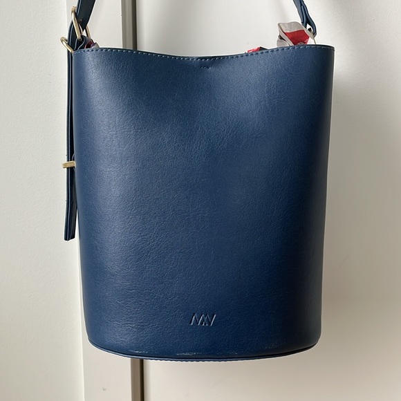 Matt & Nat Azur Vegan Bucket Bag with pouch - Picture 5 of 9